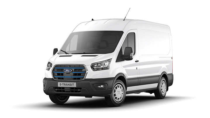 Stilisierter elektrischer Transporter von e-drive Vermietung vor moderner Stadtkulisse